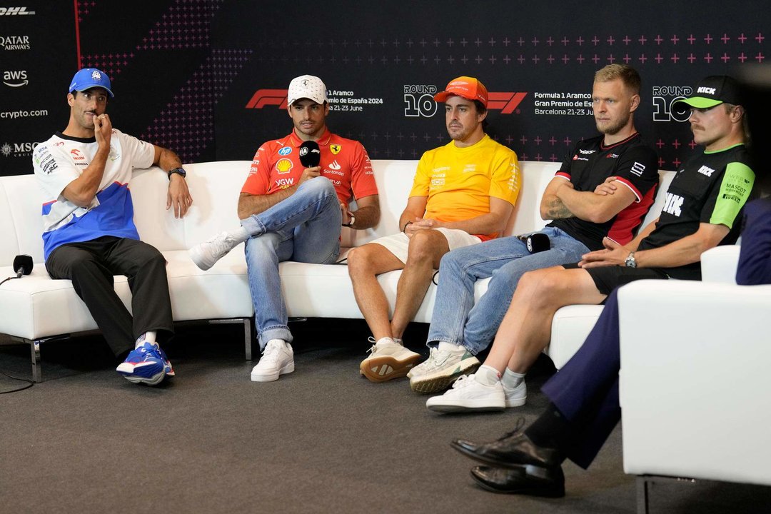 De iz a der el piloto australiano de Alpha Tauri Daniel Ricciardo, el piloto español de Ferrari Carlos Sainz, el pilkoto español de Aston Martin Fernandez Alonso, el piloto danes de Haas Kevin Magnussen, y el finlandés de Nick Sauber Valtteri Bottasdurante la rueda de prensa ofrecida este jueves en el Circuito de Barcelona Cataluña en Montmeló donde este fin de semana se disputa el Gran Premio de España de Fórmula 1.EFE/ Alejandro García