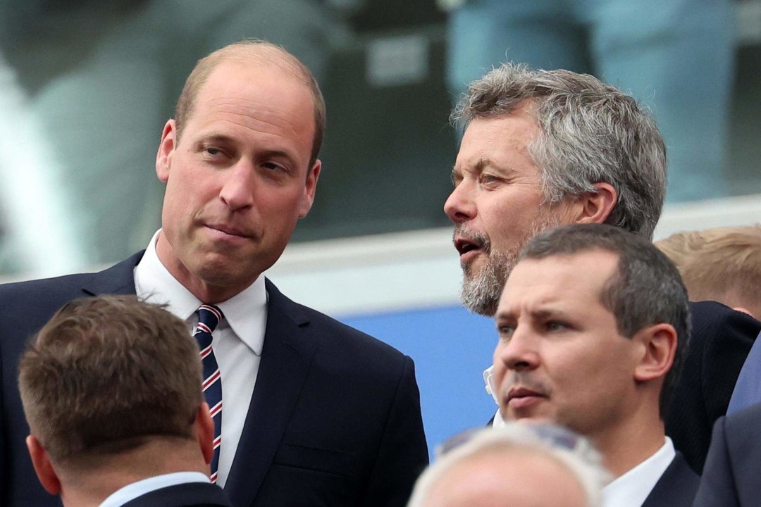 El rey Federico X de Dinamarca y el príncipe Guillermo de Inglaterra presencia el partido del grupo C entre Dinamarca e Inglaterra en Fránkfort, Alemania. EFE/EPA/ABEDIN TAHERKENAREH