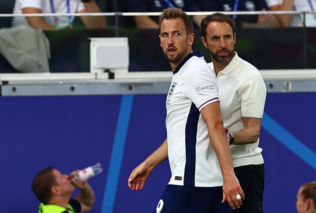 El delantero de Inglaterra Harry Kane (I) y el seleccionador Gareth Southgate durante el partido del grupo C durante el partiudo que ha jugado Dinamarca y España en Fránkfort, Alemania. EFE/EPA/FILIP SINGER