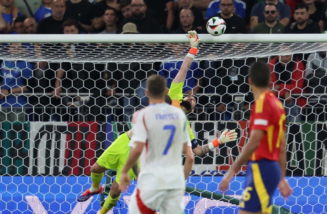 El guardameta de la selección italiana, Gianluigi Donnarumma (2d), despeja un balón rematado por el centrocampista de España, Pedri, durante el encuentro correspondiente a la fase de grupos de la Eurocopa 2024 que España e Italia en Gelsenkirchen (Alemania).  EFE/EPA/CHRISTOPHER NEUNDORF