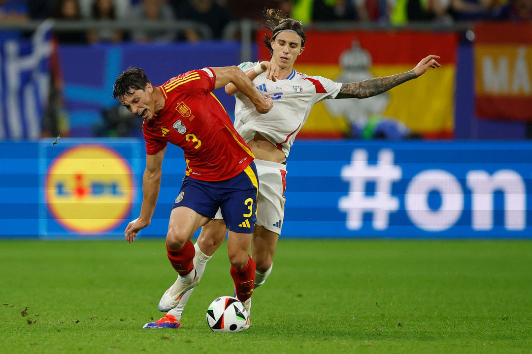 El defensa de la selección española, Robin Le Normand (i), disputa el balón ante el defensa de la selección italiana, Riccardo Calafiori, durante el encuentro correspondiente a la fase de grupos de la Eurocopa 2024 que España e Italia disputaron en Gelsenkirchen (Alemania). EFE/Alberto Estévez.