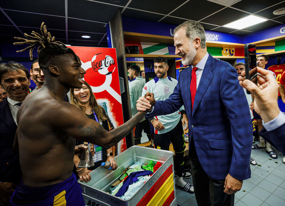 El rey Felipe VI (d) visita el vestuario de la selección española de fútbol tras el encuentro de la fase de grupos de la Eurocopa 2024 que los combinados nacionales de España e Italia disputaron hoy jueves en el Arena AufSchalke, Gelsenkirchen (Alemania). EFE/RFEF ***SÓLO USO EDITORIAL / SÓLO DISPONIBLE PARA ILUSTRAR LA NOTICIA QUE ACOMPAÑA (CRÉDITO OBLIGATORIO)***