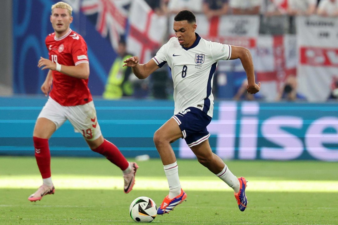 El inglés Trent Alexander-Arnold durante el partido de la Eurocopa ante Dinamarca. EFE/EPA/ABEDIN TAHERKENAREH