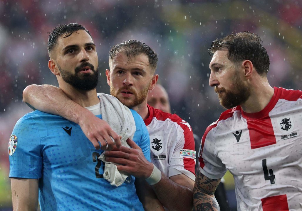 El portero de Georgia Giorgi Mamardashvili (iz) y sus compañeros de equipo tras perder ante Turquía. EFE/EPA/CHRISTOPHER NEUNDORF