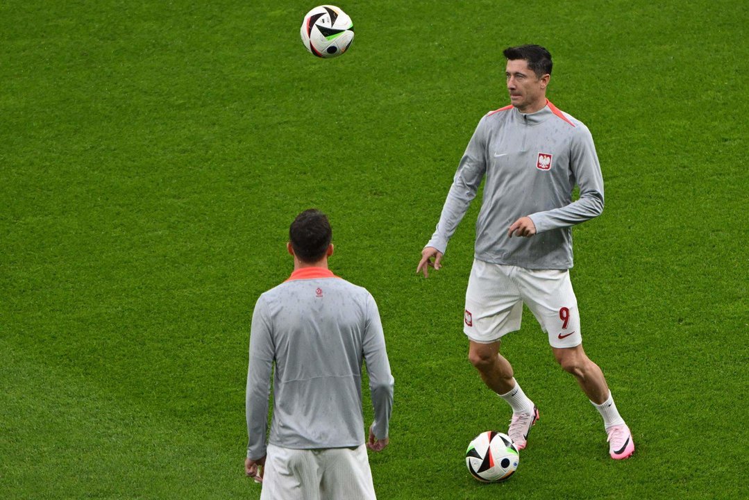 El delantro placo Robert Lewandowski (d) durante el partido del grupo D que juegan Austria y Polonia en Berlón, Alemania. EFE/EPA/Marcin Bielecki