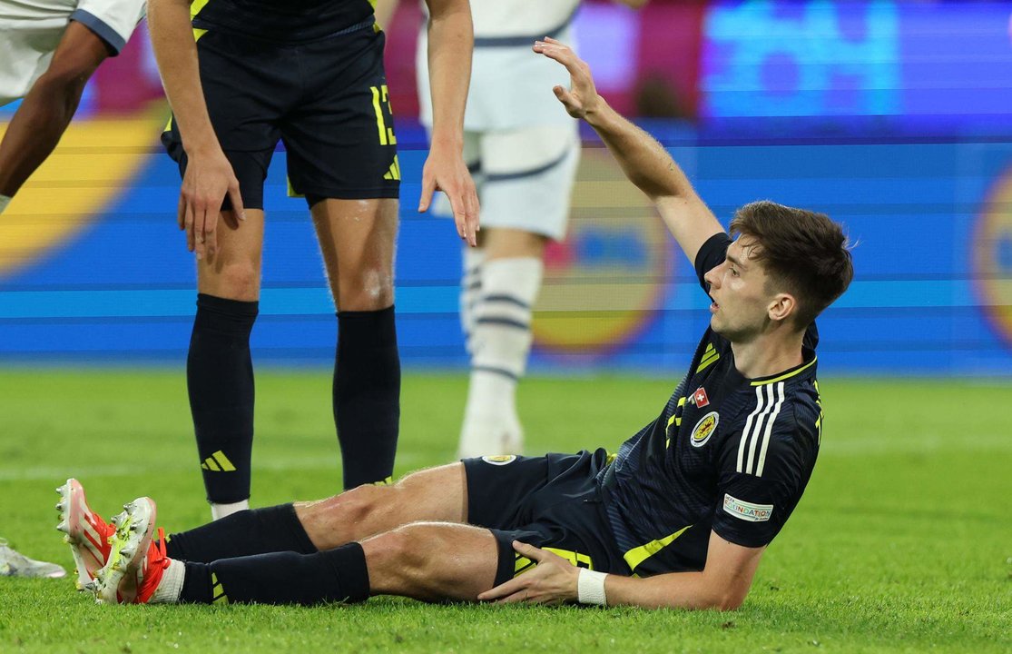 Kieran Tierney, defensa de la selección escocesa, en el partido ante Suecia jugado en Colonia, Alemania. EFE/EPA/GEORGI LICOVSKI