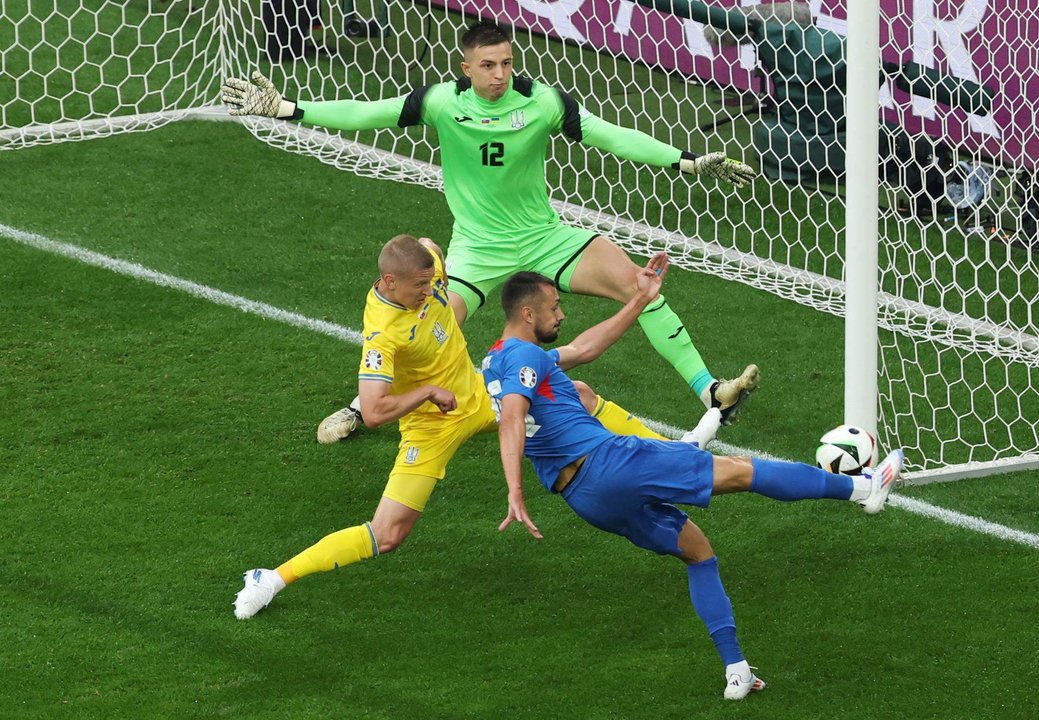 El jugador de Eslovaquia Ivan Schranz (d) logra el gol ante Ucrania al superar al portero ucraniano Anatolii Trubin (top) durante el partido del grupo E que jugaron Eslovaquia y Ucrania en Düsseldorf, Alemania. EFE/EPA/FRIEDEMANN VOGEL