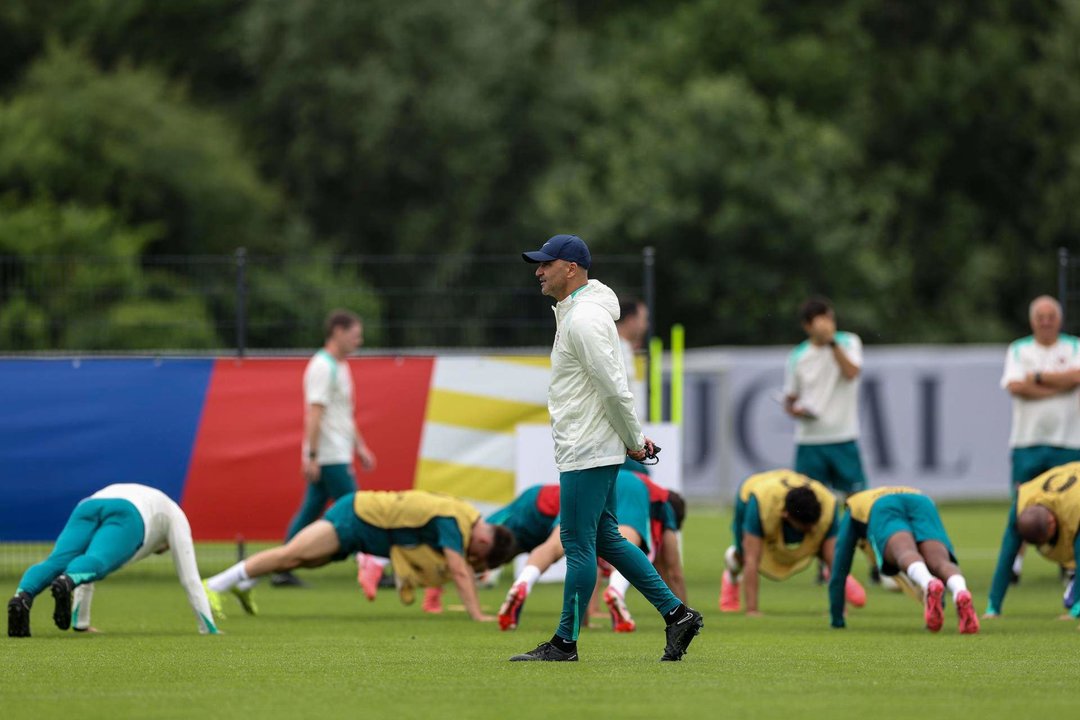 El entrenador de la selección de fútbol de Portugal, Roberto Martinez, dirige el entrenamiento del equipo en Marienfeld, Harsewinkel, Alemania, el 21 de junio de 2024. Portugal se enfrenta a Turquía mañana en un partido clasificatorio del grupo F de la Eurocopa 2024.  EFE/EPA/MIGUEL A. LOPES