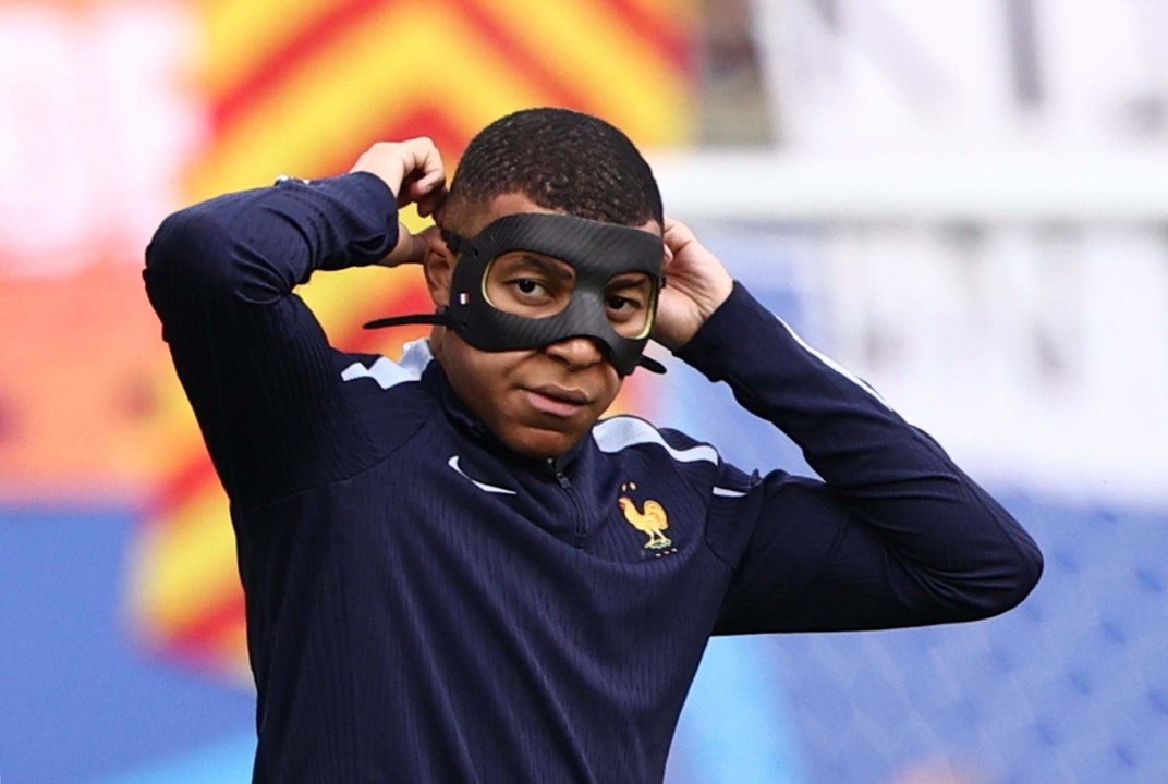 El delantero Kylian Mbappé parte como suplente en  Leipzig, Alemania. EFE/EPA/ANNA SZILAGYI