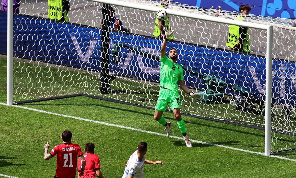 El portero Giorgio Mamardashvili durante el partido del grupo F entre Georgia y República Checa en Hamburgo Alemania. EFE/EPA/FILIP SINGER