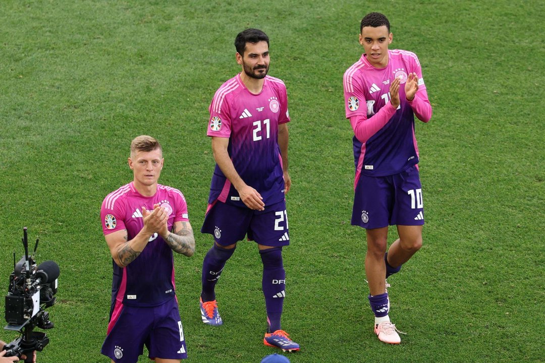 (I-D) Los alemanes Toni Kroos, Ilkay Gundogan, y Jamal Musiala. EFE/EPA/MOHAMED MESSARA