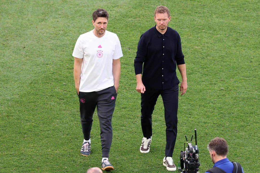 El seleccionador Julian Nagelsmann y su segundo Benjamin Gluck en Stuttgart, Alemania. EFE/EPA/MOHAMED MESSARA