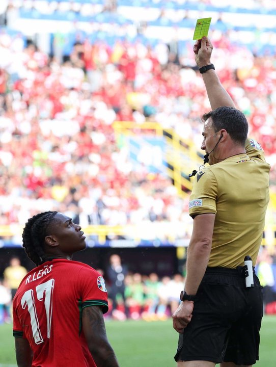 El árbitro alemán Felix Zwayer muestra amarilla al luso Rafael Leao durante el partido del grupo F que han juagdo Turquía y Portugal, en Dortmund, Alemania. EFE/EPA/GEORGI LICOVSKI