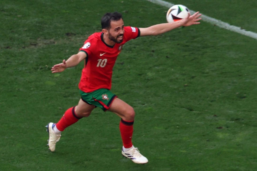 El centrocampista portugués Bernardo Silva durante el partido del grupo F que han jugado Turquía y Portugal en Dortmund, Alemania. EFE/EPA/CHRISTOPHER NEUNDORF