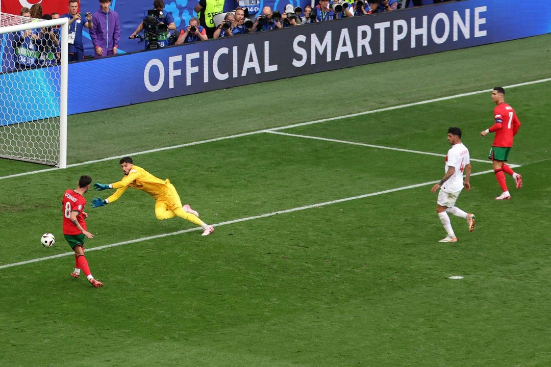 Bruno Fernandes (i) marca el 0-3 tras asistencia de Cristiano Ronaldo durante el partido del grupo F que han jugado Turquía y Portugal en Dortmund, Alemania.EFE/EPA/CHRISTOPHER NEUNDORF