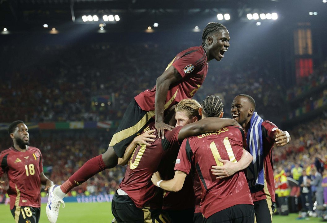 El medio belga Kevin de Bruyne (c) celebra el 2-0 con sus compañeros durante el partido del grupo E que han jugado Bélgica y Rumnaía en Colonia, Alemania. EFE/EPA/RONALD WITTEK