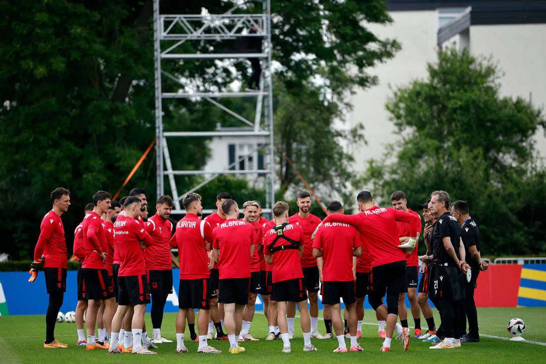 El seleccionador de Albania, Sylvio Mendes 'Sylvinho' (d), da una charla a sus jugadores durante el entrenamiento que la selección albanesa ha realizado este domingo en Kaiserau (Alemania). Albania se enfrentará mañana a España en Düsseldorf en la tercera jornada de la fase de grupos de la Eurocopa 2024. EFE/Alberto Estévez