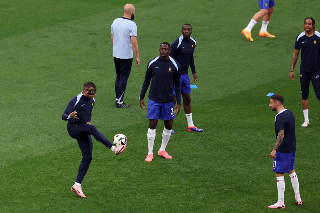 El francés Kylian Mbappe entrena con sus compañeros. EFE/EPA/MOHAMED MESSARA