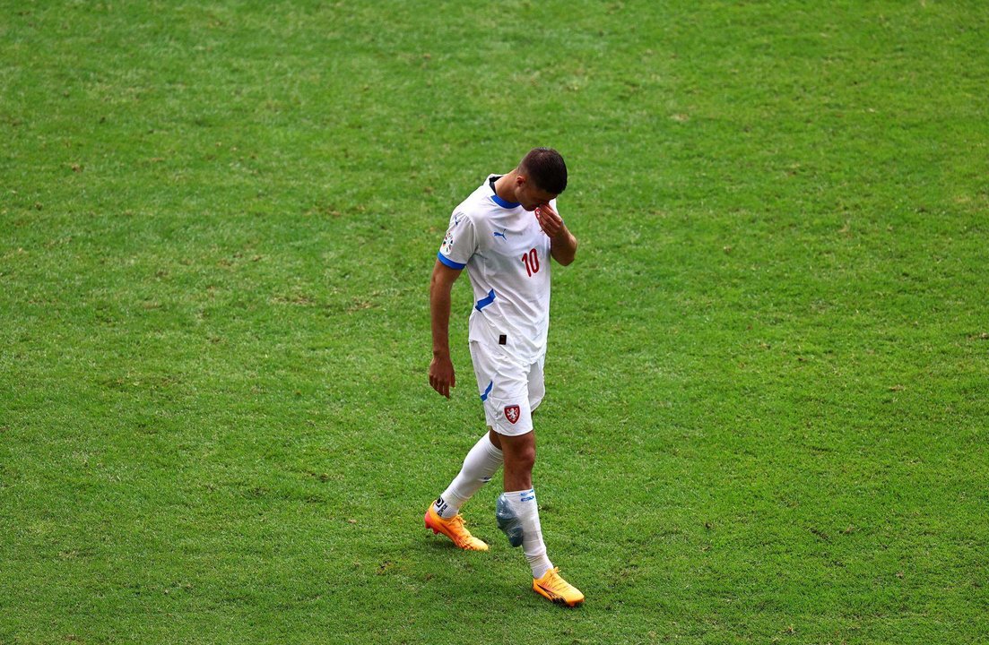 El delantero checo Patrik Schick se retira lesionado ante Georgia. EFE/EPA/FILIP SINGER