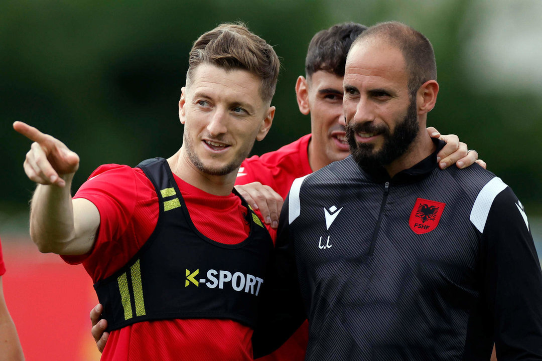 El jugador de Albania Iván Balliu (i) conversa con el preparador físico Luca Laurenti . EFE/Alberto Estévez