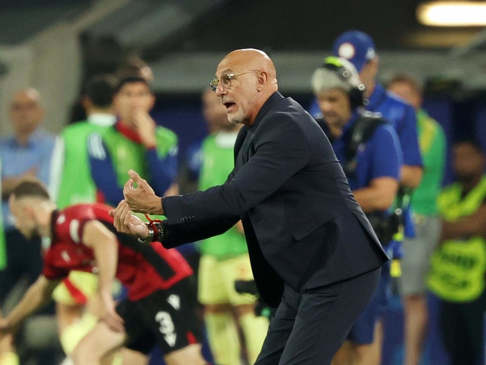 El seleccionador español, Luis de la Fuente, durante el encuentro de la fase de grupos de la Eurocopa 2024 disputado entre las selecciones de España y Albania en Düsseldorf este lunes. EFE/EPA/FRIEDEMANN VOGEL