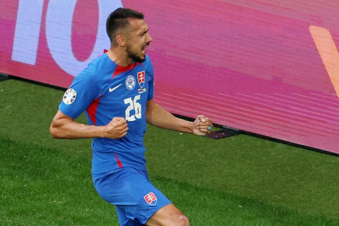 El jugador eslovaco Ivan Schranz celebra tras marcar el gol inicial durante el partido de fútbol del grupo E de la Eurocopa 2024 entre Eslovaquia y Ucrania, en Dusseldorf, Alemania. EFE/EPA/FRIEDEMANN VOGEL