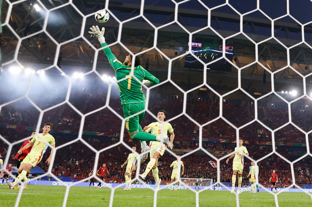 El guardameta de la selección española, David Raya, detiene un balón durante el encuentro correspondiente a la fase de grupos de la Eurocopa 2024 disputado entre las selecciones de España y Albania en Düsseldorf (Alemania). EFE/ Alberto Estévez