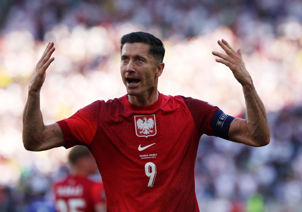 El delantero polaco Robert Lewandowski celebra el 1-1 durante el partido del grupo D que han jugado Francia y Polonia en Dortmund, Alemania. EFE/EPA/CHRISTOPHER NEUNDORF