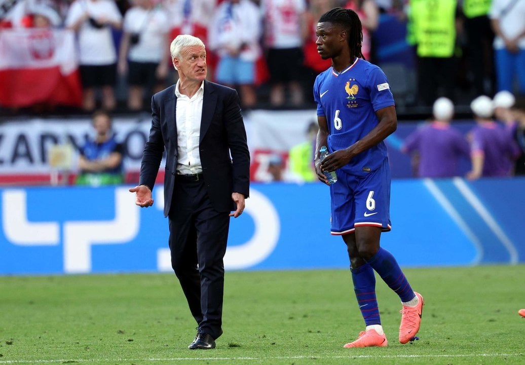 El seleccionador francés Didier Deschamps ohabla con Eduardo Camavinga en Dortmund, Alemania. EFE/EPA/FRIEDEMANN VOGEL