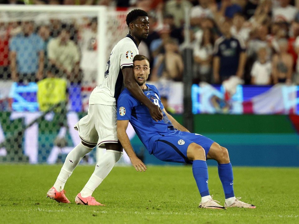 Elñ jugador inglés Kobbie Mainoo (i) y el esloveno Andraz Sporar (d) durante el partido que enfrentó a ambas selecciones en la tercera jornada del grupo C de la Eurocopa. EFE/EPA/YOAN VALAT