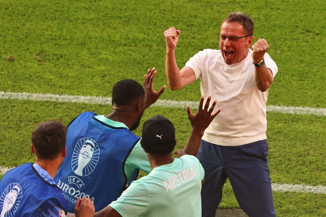 Ralf Rangnick, seleccionador de Austria, celebra la victoria sobre Países Bajos y la clasificación para octavos de final de la Eurocopa como primera de grupo. EFE/EPA/HANNIBAL HANSCHKE