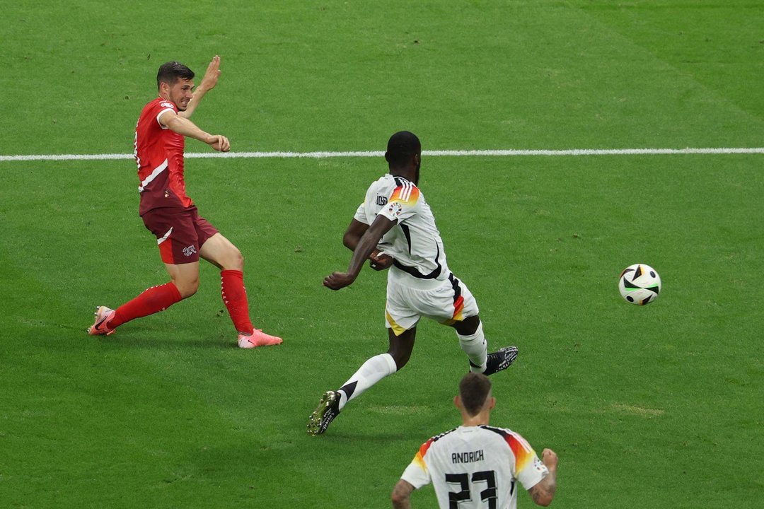 El suizo Remo Freuler (i) en partido ante Alemania, del grupo A de la Eurocopa 2024. EFE/EPA/GEORGI LICOVSKI