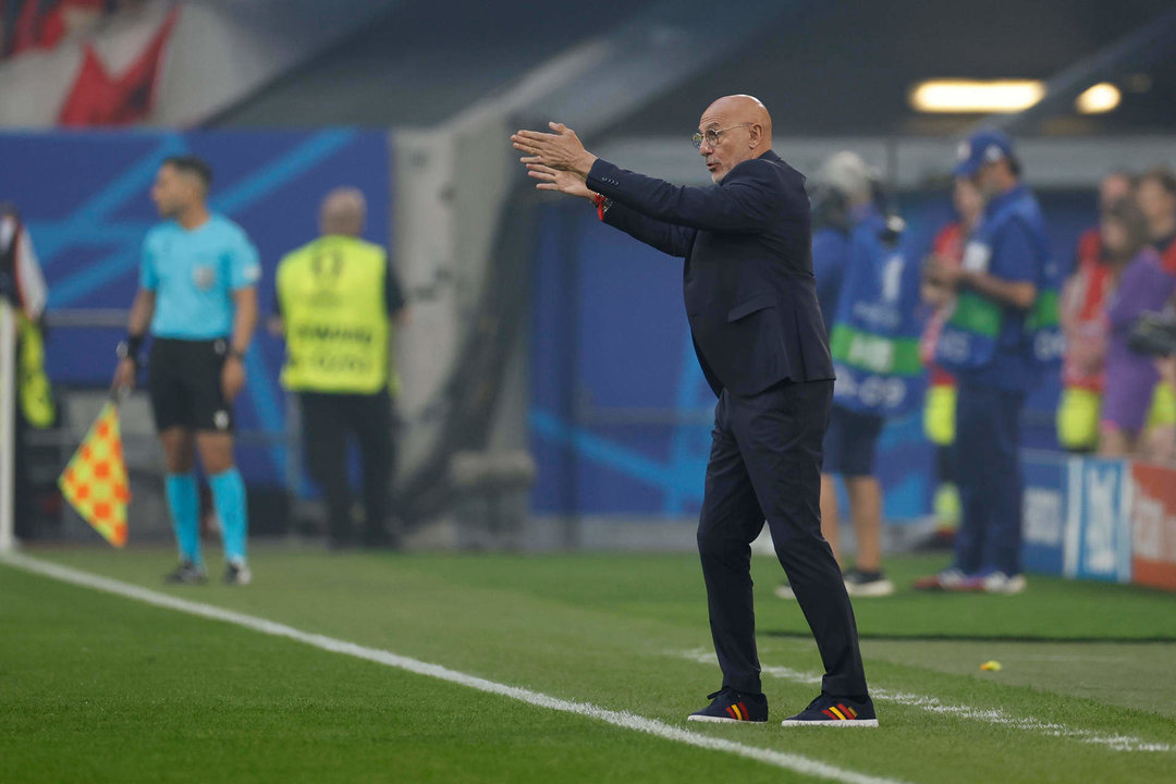 El seleccionador español, Luis de la Fuente, durante el encuentro de la fase de grupos de la Eurocopa 2024 disputado entre las selecciones de España y Albania en Düsseldorf (Alemania), este lunes. EFE/ Alberto Estévez