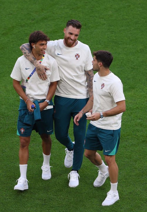 Joao Felix (I), con sus compñaeros antes del partido del grupo F que juegan Georgia y Portugal en Gelsenkirchen, Alemania. EFE/EPA/CHRISTOPHER NEUNDORF