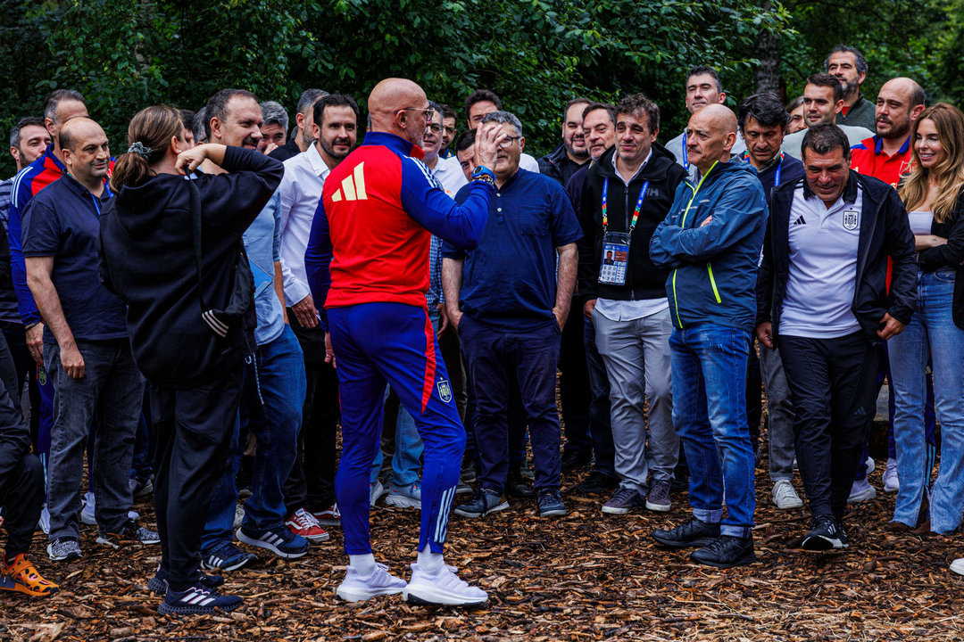 El seleccionador español, Luis de la Fuente Castillo (c), participa en un encuentro con los enviados especiales a la Eurocopa de Alemania este miércoles, en Donaueschingen. EFE/RFEF/Pablo García -