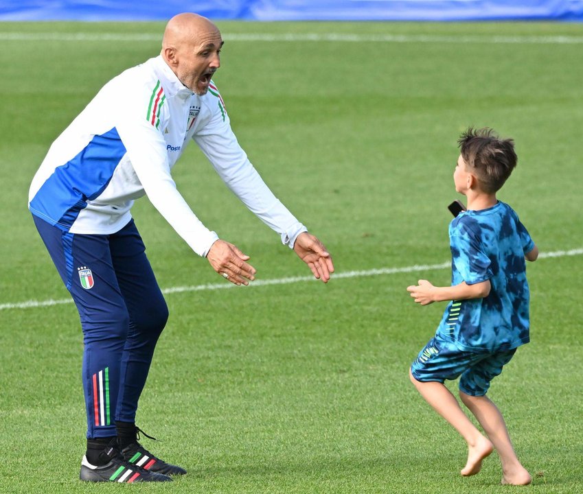 Luciano Spalletti, selecionador italiano, en el entrenamiento en Iserlohn, Alemania. EFE/EPA/DANIEL DAL ZENNARO