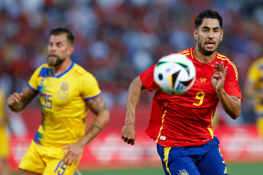 El delantero de la selección española de fútbol Ayoze Pérez (d) juega un balón ante el andorrano Moisés San Nicolás durante el partido amistoso que España y Andorra disputaron en Badajoz. EFE/Julio Muñoz