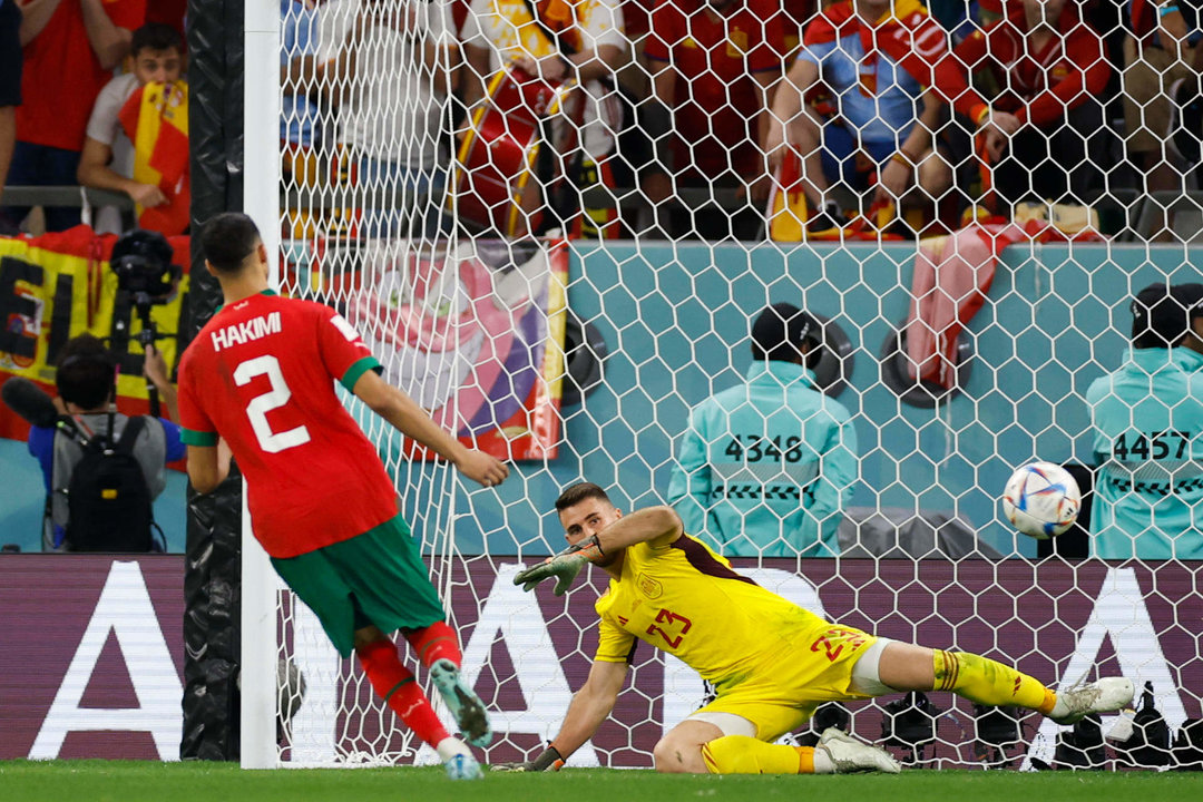 Unai Simón (d) portero de España ante Achraf Hakimi de Marruecos en la serie de penaltis , en un partido de los octavos de final del Mundial de Fútbol Qatar 2022 entre Marruecos y España en el estadio Ciudad de la Educación en Rayán (Catar), en una foto de archivo. EFE/ Alberto Estevez