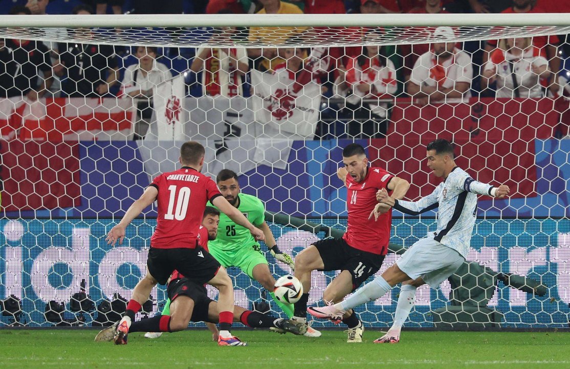 El portugués Cristiano Ronaldo tira a puerta en el partido de la Eurocopa que su selección disputó en la primera fase ante Georgia. EFE/EPA/GEORGI LICOVSKI