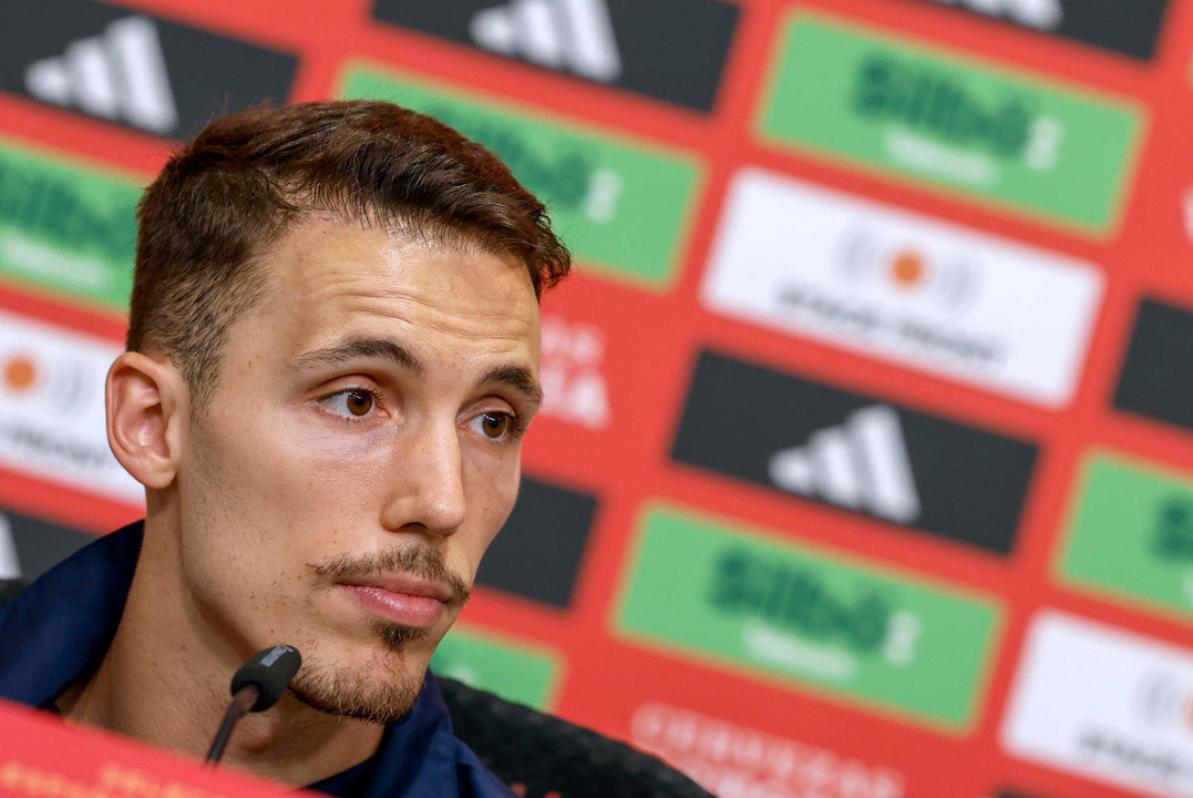 El futbolista de la selección española Alejandro Grimaldo en una rueda de prensa en el lugar de concentración del equipo en la localidad alemana de Donaueschingen. EFE/ J.J. Guillen