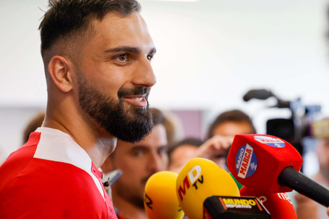 El portero de Georgia Giorgi Mamardashvili atiende a los medios de comunicación antes del entrenamiento que su selección ha realizado en la localidad alemana de Velbert este viernes. Georgia se medirá a España el 30 de junio en octavos de final de la Eurocopa. EFE/Alberto Estévez