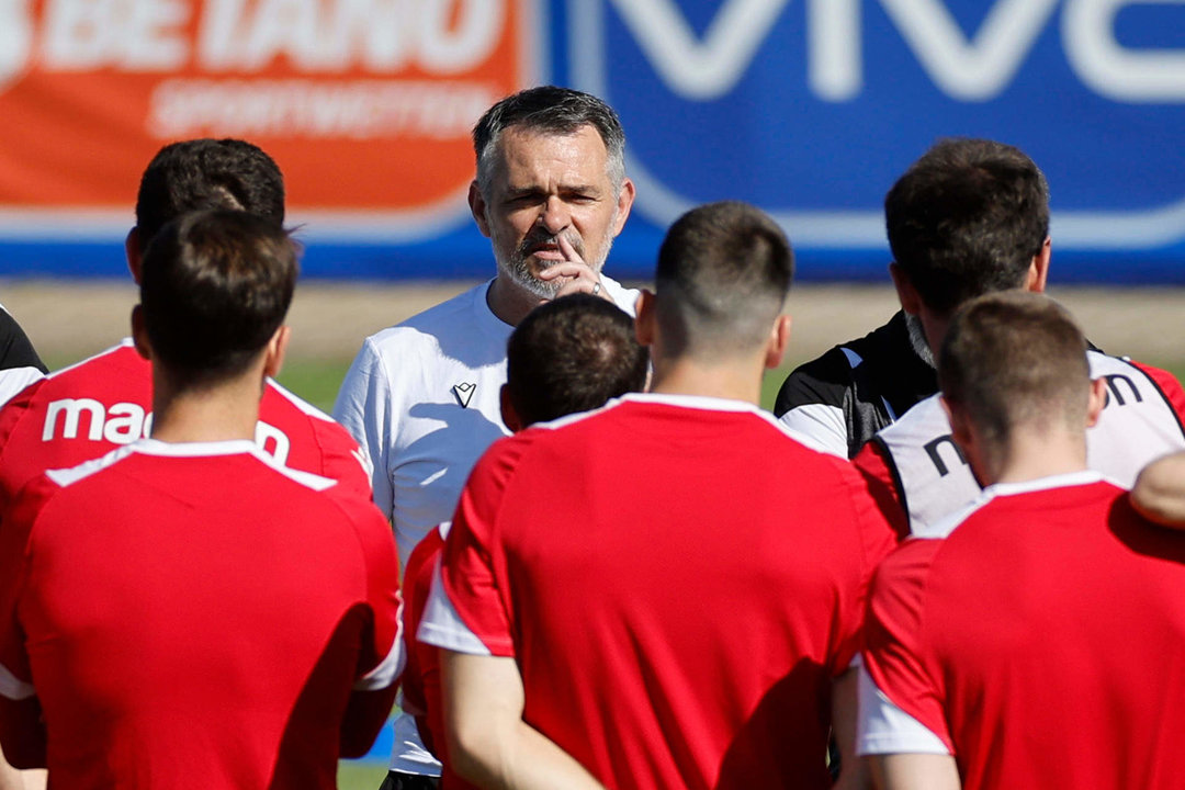 El seleccionador de Georgia, el francés Willy Sagnol, durante el entrenamiento en la localidad alemana de Velbert, de preparación para el partido de octavos de final de la Eurocopa 2024 ante España . EFE/Alberto Estévez