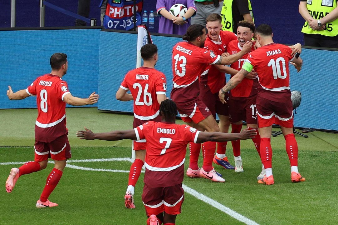 El delantero Ruben Vargas (2d) celebra el 2-0 durante el partido de octavos de la Eurocpa que han jugado Suiza e Italia en Berlín, Alemania. EFE/EPA/MOHAMED MESSARA