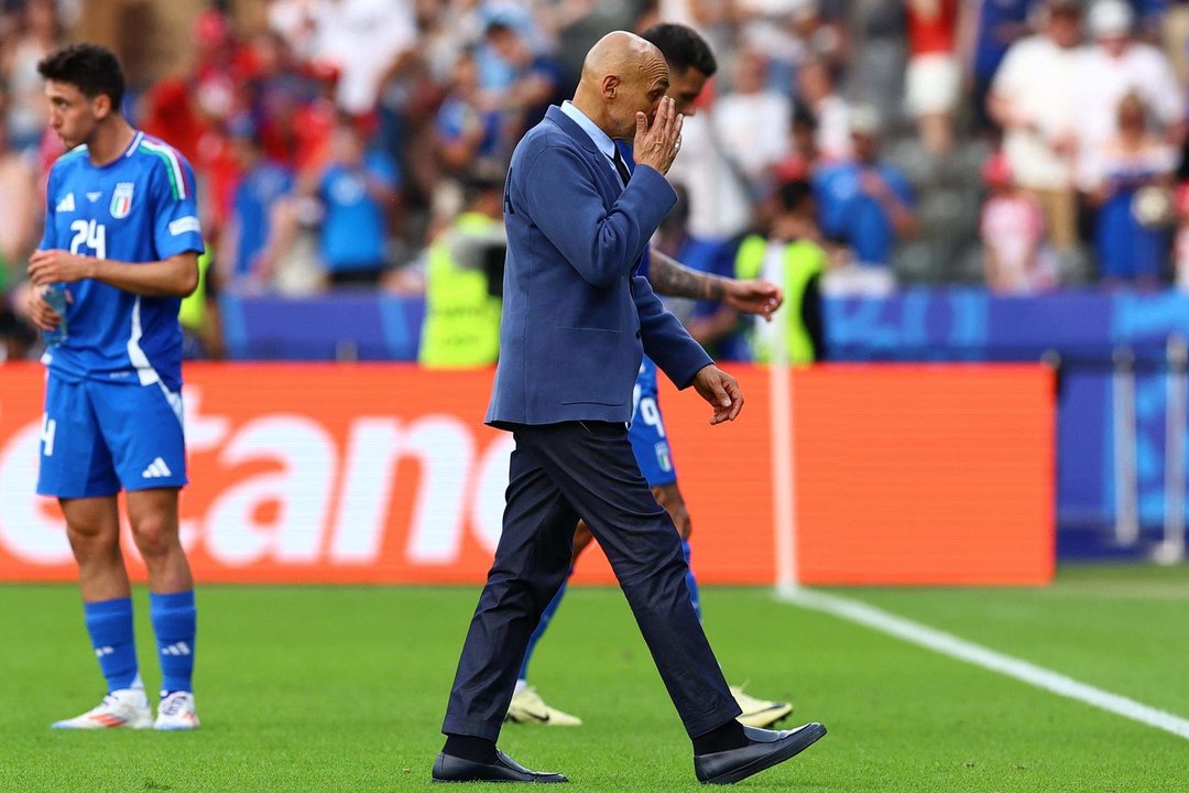 El seleccionador Luciano Spalletti se retira del campo durante el partido de octavos de la Eurocopa que han jugado Suiza e Italia en Berlín, Alemania. EFE/EPA/FILIP SINGER