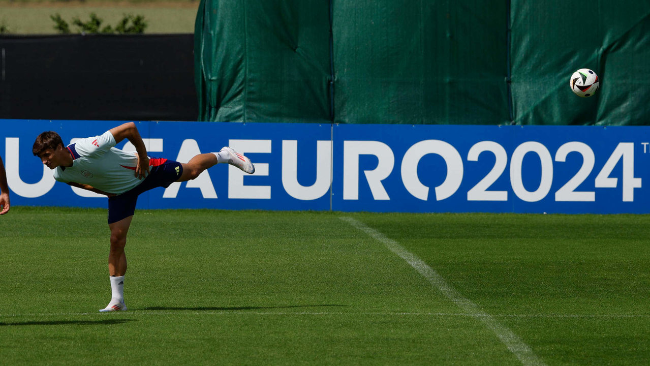 El defensa de la selección española de fútbol Robin Le Normand, durante el entrenamiento del combinado español este sábado en la localidad alemana de Donaueschingen para preparar el partido de octavos de final de mañana domingo en Colonia. EFE/J.J. Guillén