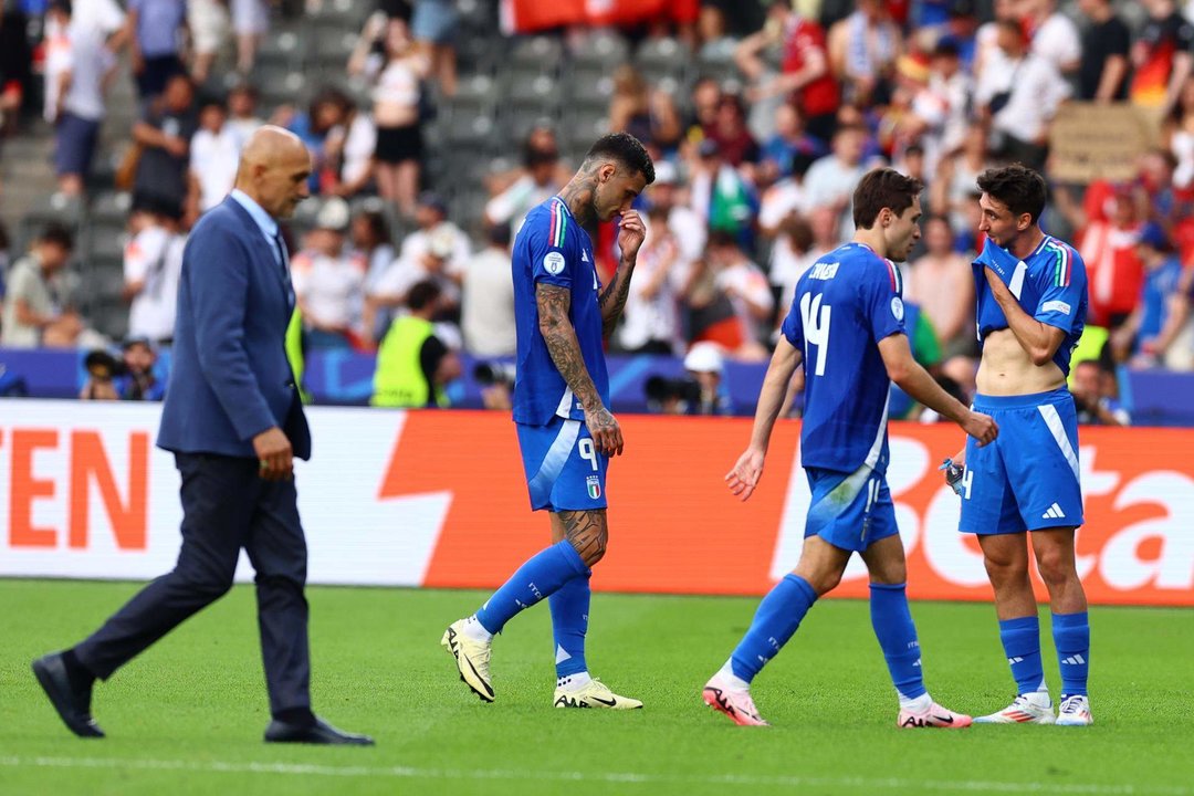 El seleccionador italiano Luciano Spalletti (i) y sus jugadores decepcionados después de perder en octavos de la Eurocopa 2024. EFE/EPA/FILIP SINGER