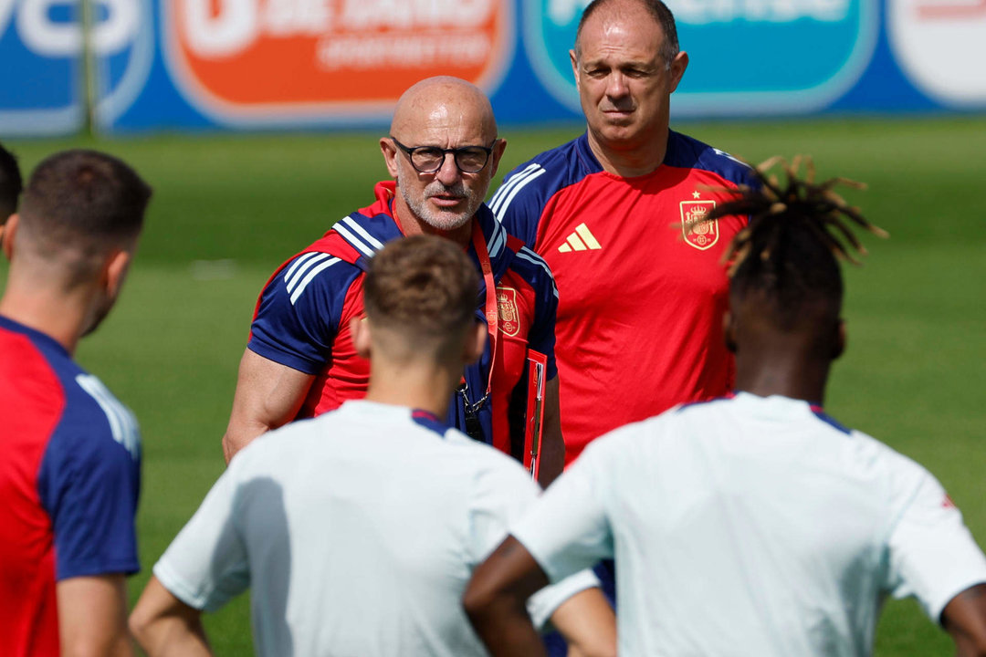 DONAUESCHINGEN, 29/06/2024.- El seleccionador Luis de la Fuente dirige un entrenamiento del combinado español este sábado en la localidad alemana de Donaueschingen para preparar el partido de octavos de final de mañana domingo en Colonia. EFE/J.J. Guillén