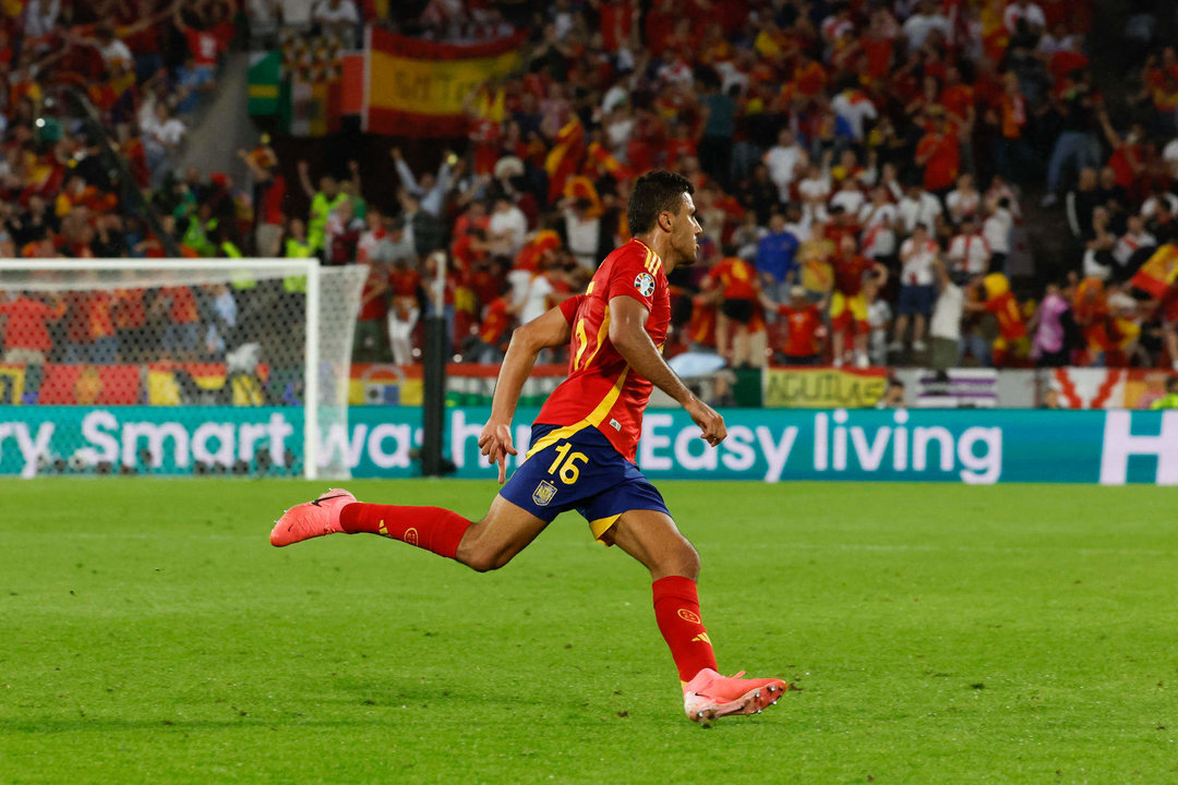 El centrocampista de la selección española de fútbol Rodri celebra tras marcar ante Georgia, durante el partido de octavos de final de la Eurocopa que las selecciones de España y Georgia disputan este domingo en Colonia. EFE/J.J.Guillén