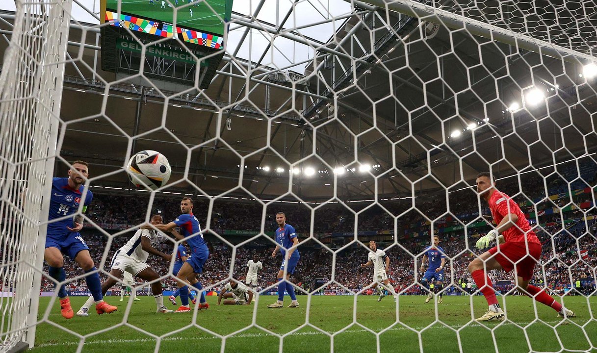 El jugador inglés Jude Bellinghamlogra el 1-1 tras una chilena durante el partido de octavos de final que han jugado Inglaterra y Eslovaquia en Gelsenkirchen, Alemania. EFE/EPA/FILIP SINGER