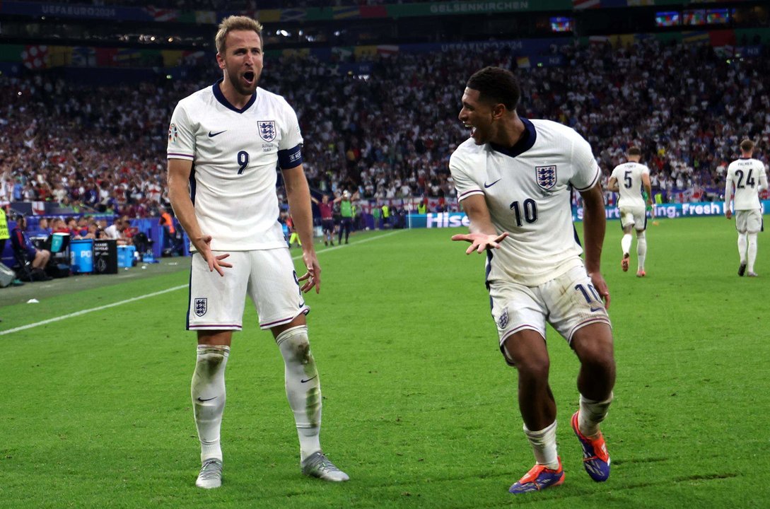 Los jugadores de Inglaterra Jude Bellingham y Harry Kane (i) celebran el 2-1 durante el partido de octavos de final que han jugado Inglaterra y Eslovaquia en Gelsenkirchen, Alemania. GEFE/EPA/FRIEDEMANN VOG